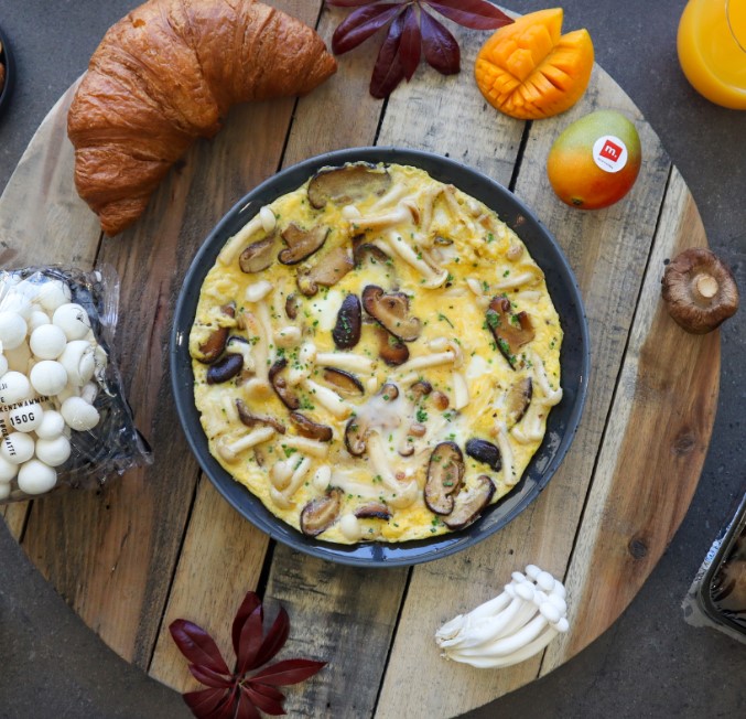 OMELET WITH M. SHIITAKE & M. SHIMEJI MUSHROOMS