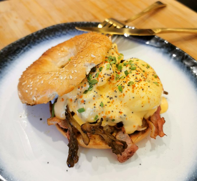 EGGS BENEDICT BAGEL MET MAITAKE CHAMPIG