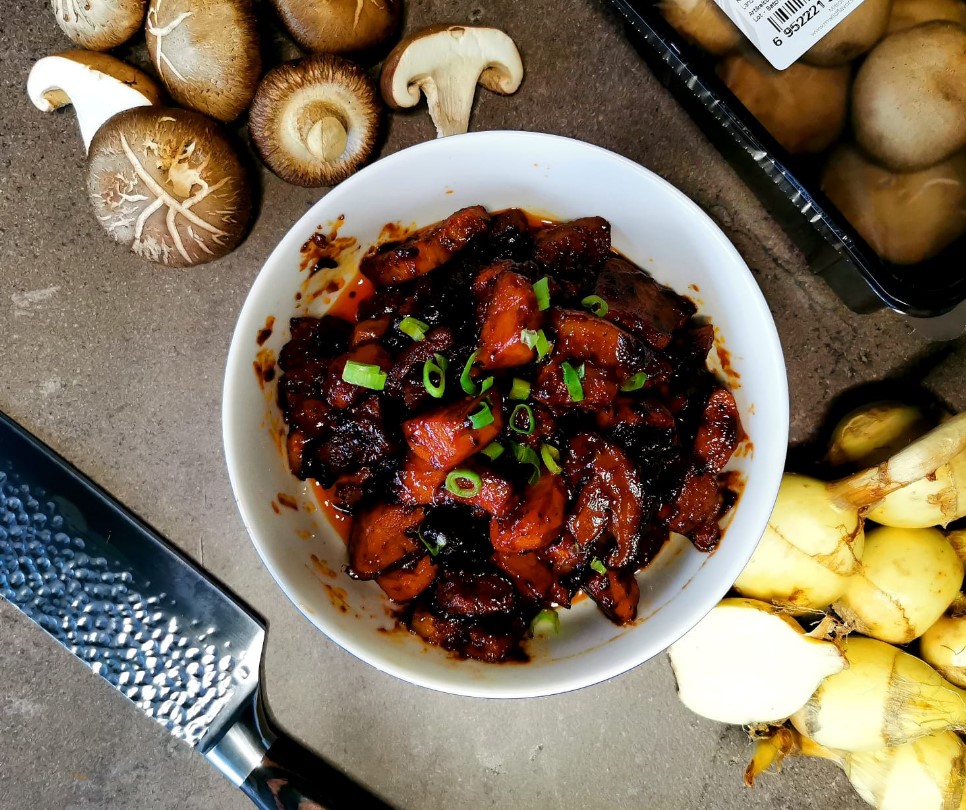 CANTONESE STIJL M. ARROWHEAD & M. SHITAKE MET BUIKSPEK